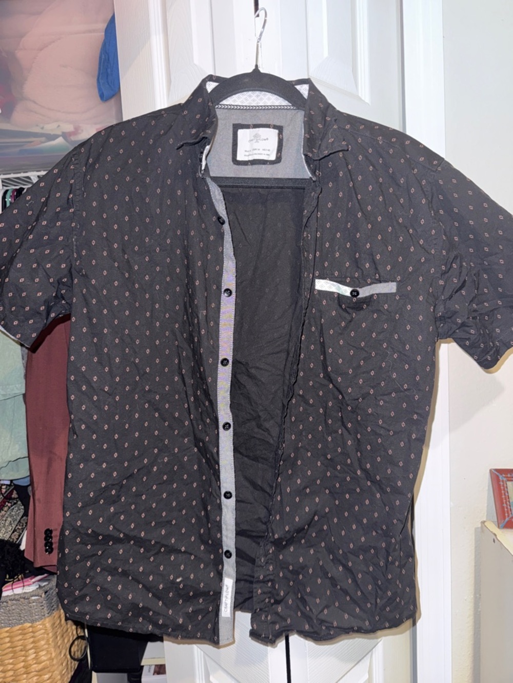 Men's Black Short-Sleeve Button-Down Shirt with Subtle Pattern